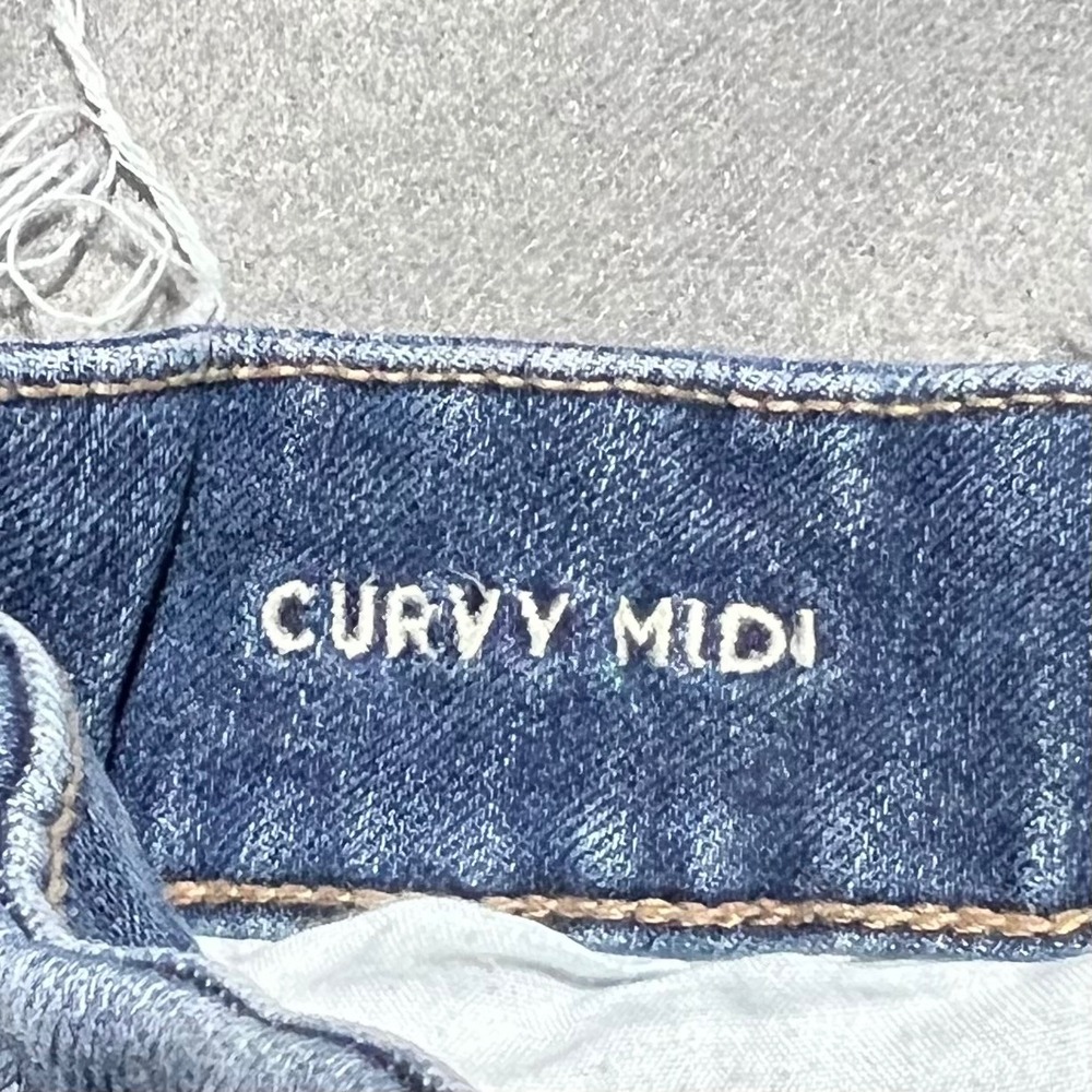 American Eagle Curvy Midi The Dream Short Medium Wash Raw Hem Denim Shorts 8 - Picture 7 of 15